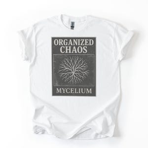 Maglietta Organized Chaos Mycelium – Design di rete fungina ispirato alla natura