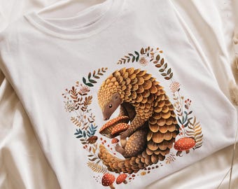 Cottage Core Pangolin Grafik T-Shirt | Vintage-Illustration | Pilze & Tier Kunstwerk | Perfektes Geschenk für Naturliebhaber