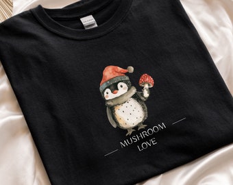Illustrazione ad acquerello di pinguino / Stampa frontale con amore per i funghi / Maglietta con animali carini / Regalo per gli amanti dei funghi / Regalo per lei / Natura / Cottagecore