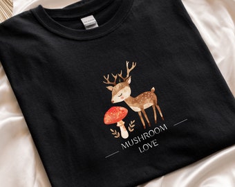 Illustrazione ad acquerello di un cervo / Stampa frontale con amore per i funghi / Maglietta con animali carini / Regalo per gli amanti dei funghi / Regalo per lei / Natura / Cottagecore
