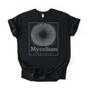 Könnte beinhalten: Schwarzes T-Shirt mit einem grauen Myzel-Pilznetzwerk-Motiv. Das Design ist gerahmt, mit dem Wort "Mycelium" und "Fungal Network" darunter in einer serifenlosen Schriftart. Die Ärmel des T-Shirts sind hochgekrempelt.