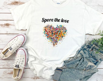 Spore the Love / Maglietta Hippie - Maglietta con Funghi / Maglietta con Frase Divertente / Regalo per Coltivatori e Appassionati della Natura / Design con Cuore Pacifico
