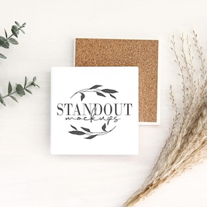 Boho Sublimationsuntersetzer Mockup. Quadratischer weißer Untersetzer. Gestyltes Foto. Fügen Sie Ihr Design hinzu
