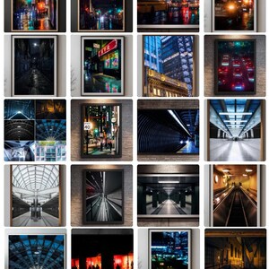 Könnte beinhalten: Sammlung gerahmter Kunstdrucke mit urbanen Nachtszenen. Die Bilder zeigen Stadtlandschaften mit beleuchteten Straßen, Ampeln und Reflexionen auf nassen Oberflächen. Die Kunstdrucke sind in verschiedenen Größen erhältlich und schwarz gerahmt.