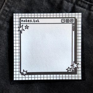 Pode incluir: Um autocolante quadrado com um padrão de grelha a preto e branco. O autocolante apresenta um design de janela de computador estilizado com o texto "notes.txt" na parte superior. Estrelas decorativas estão em cada canto.