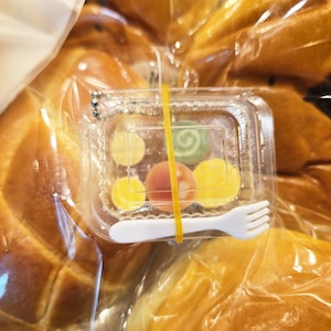 Chinesische Bäckerei Takeout Box Shaker Schlüsselbund | Brotstreuer Charm