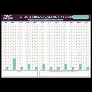 Puede incluir: Un planificador anual blanco con un encabezado morado que dice "TO-DO & MISOGI CALENDER YEAR". El calendario está dividido en meses y días, con espacio para notas. Algunos días están resaltados en color turquesa. El planificador incluye el texto "master your year".