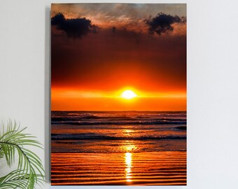 Puesta de sol dorada sobre las olas del océano que se lavan en tierra en una playa Lienzo mate grande Impresión fotográfica Listo para colgar Arte de la pared