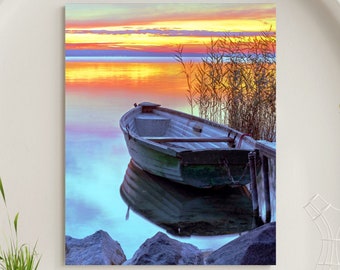 Barco de madera atracado en un lago tranquilo al atardecer Impresión fotográfica en lienzo mate grande listo para colgar en la pared