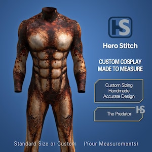Può includere: Una tuta da cosplay integrale con un motivo maculato marrone e marrone chiaro e un design del busto muscoloso stampato. Il testo include Hero Stitch, CUSTOM COSPLAY MADE TO MEASURE, Custom Sizing Handmade Accurate Design, The Predator, Standard Size or Custom.