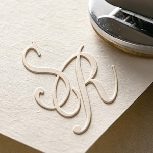 Carimbo de relevo personalizado com monograma para casamento - Carimbo de relevo personalizado para casamento, Carimbo de relevo personalizado, Carimbo de relevo para envelope de casamento, Carimbo de relevo para guardanapo