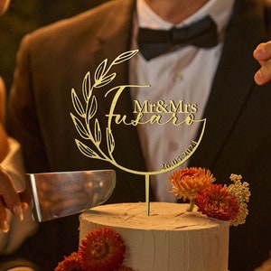 Topper per torta nuziale in oro, Topper per torta nuziale con ghirlanda personalizzata, Topper per torta con nome personalizzato, Topper per torta Mr Mrs per matrimonio, anniversario
