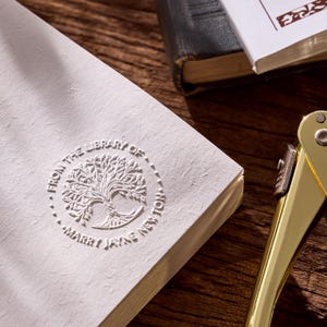 Grabadora de libros personalizada, sello grabador personalizado, grabadora de libros, grabadora de álbumes de recortes, grabadora de sobres personalizada, regalo para amantes de los libros