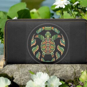 Cartera de tortuga negra con cremallera para mujer con diseño de mandala con orejas rojas. Cartera de mano de piel vegana para amantes de la naturaleza. Regalo ideal para amantes de las tortugas.