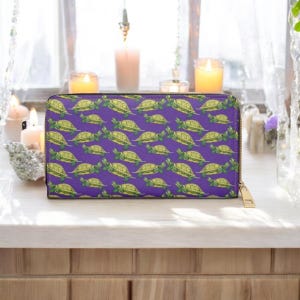 Cartera de tortuga morada con diseño de tortuga de orejas rojas: regalo para amantes de los reptiles, cartera con cremallera, accesorio animal encantador, cartera llamativa