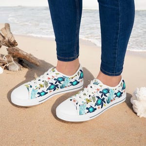 Tropical Turtles Women&#39;s Sneakers, Colorful Sea Terrapin Print Shoes, Casual Laced Artful Footwear Gift, Turtle Shop Gifts, Turtle Fashion