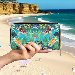 Cartera colorida de tortuga marina con ilustración de arrecife oceánico. Elegante cartera de mano submarina para mujer. Accesorio playero de cuero vegano.
