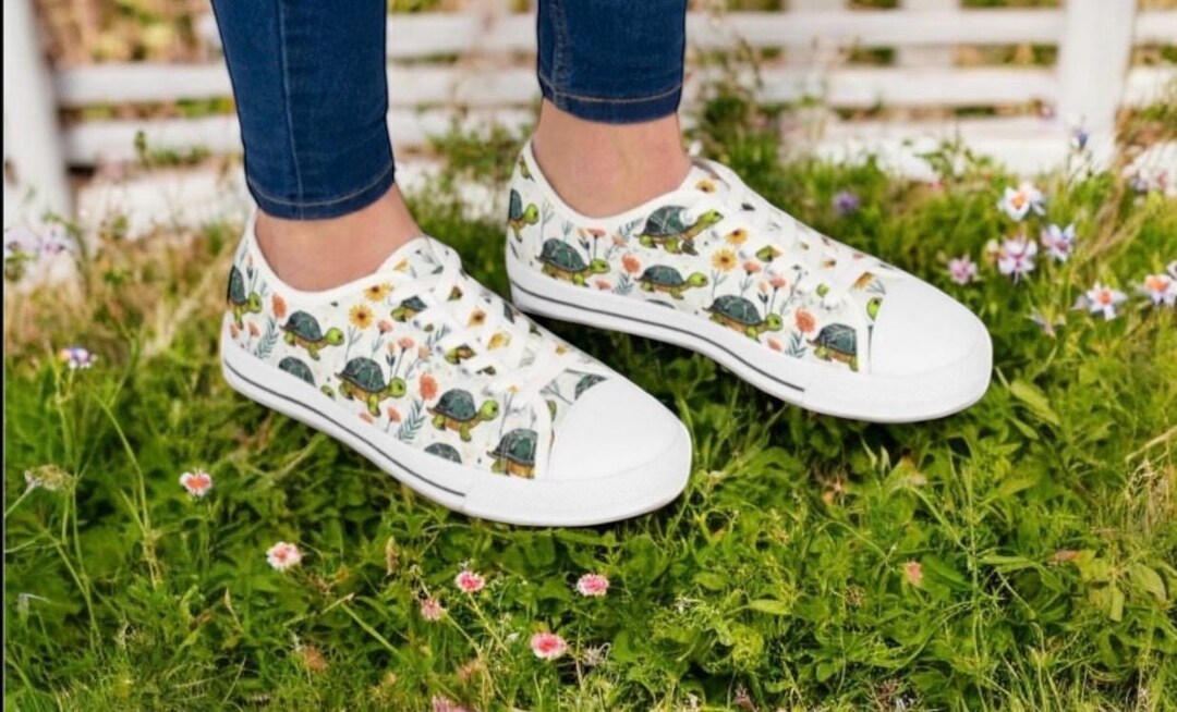 Hawaiian Blue Sea Turtle Pattern Print Black Sneaker Shoes For Men Women