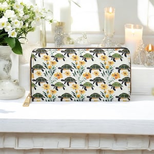Cartera de tortuga con flores silvestres amarillas – Cartera de mano con cremallera de tortuga verde con diseño floral cottagecore, monedero de cuero vegano, regalo de arte natural