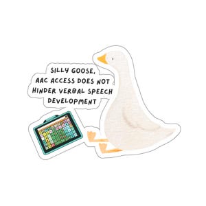 Puede incluir: Un ganso blanco con un globo de diálogo que dice "Silly goose, AAC access does not hinder verbal speech development." El ganso sostiene una tableta azul y verde con una cuadrícula de cuadrados coloridos.