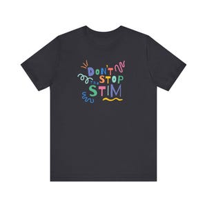 Maglietta sulla neurodiversità, maglietta per la consapevolezza dell'autismo, maglietta per disturbi dell'elaborazione sensoriale, abbigliamento per l'espressione di sé, regalo per i sostenitori della neurodiversità Dark Grey