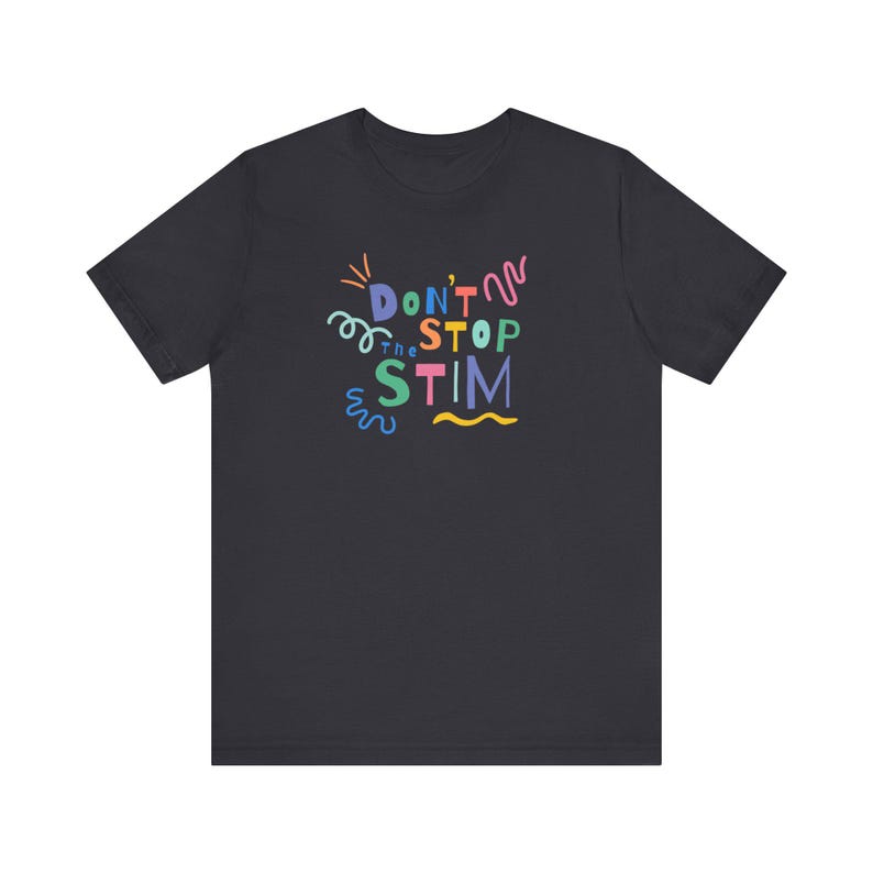 Maglietta sulla neurodiversità, maglietta per la consapevolezza dell'autismo, maglietta per disturbi dell'elaborazione sensoriale, abbigliamento per l'espressione di sé, regalo per i sostenitori della neurodiversità Dark Grey