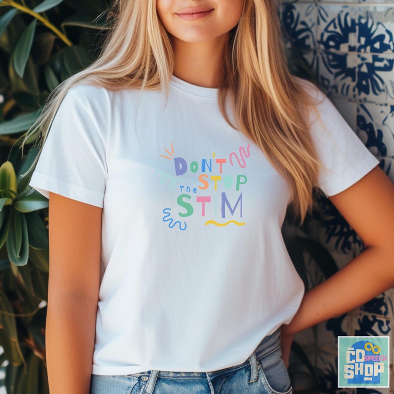 Pu&ograve; includere: Maglietta bianca con una grafica colorata che dice "Don't Stop the STM" in un font divertente.