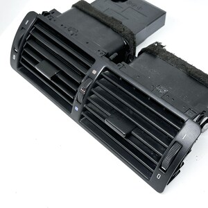 Peut inclure: A&eacute;rateur d'air de voiture en plastique noir avec deux boutons r&eacute;glables et une grille rectangulaire.
