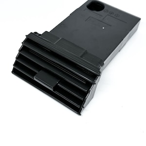 Peut inclure: A&eacute;ration de voiture en plastique noir de forme rectangulaire avec une s&eacute;rie de lamelles horizontales. L'a&eacute;ration a une petite ouverture rectangulaire sur le dessus.