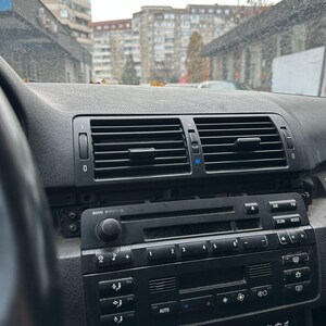 Peut inclure: Un tableau de bord de voiture noir avec une radio, des commandes de climatisation et un autocollant qui dit "STREET COFFEE ROASTERS" et "SUPRA FOOTWEAR COMPANY".