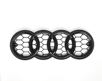 Audi のロゴの皿です。 Znaczek / logo Audi dla kratki w kształcie plastra miodu w stylu
