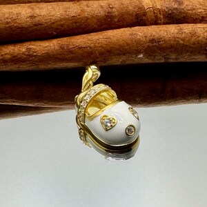 Witte babyschoenhanger, geëmailleerde babyschoenketting, sterlingzilveren slofketting, verjaardagscadeau voor mama, schattige schoenbedel, moederketting