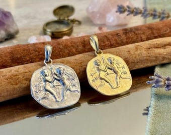 Srebrny wisiorek z symbolem zodiaku Bliźnięta: wisior z wytłoczoną monetą