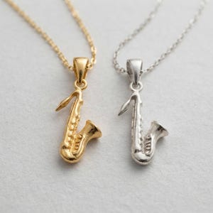 Naszyjnik z miniaturowym saksofonem, biżuteria ze srebra próby 925