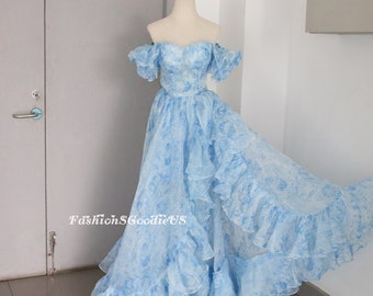 Nieuw ontwerp bloemen organza galajurk, blauwe bloemen split galajurk, a-lijn baljurk avondfeestjurk, gegolfde off-shoulder galajurk