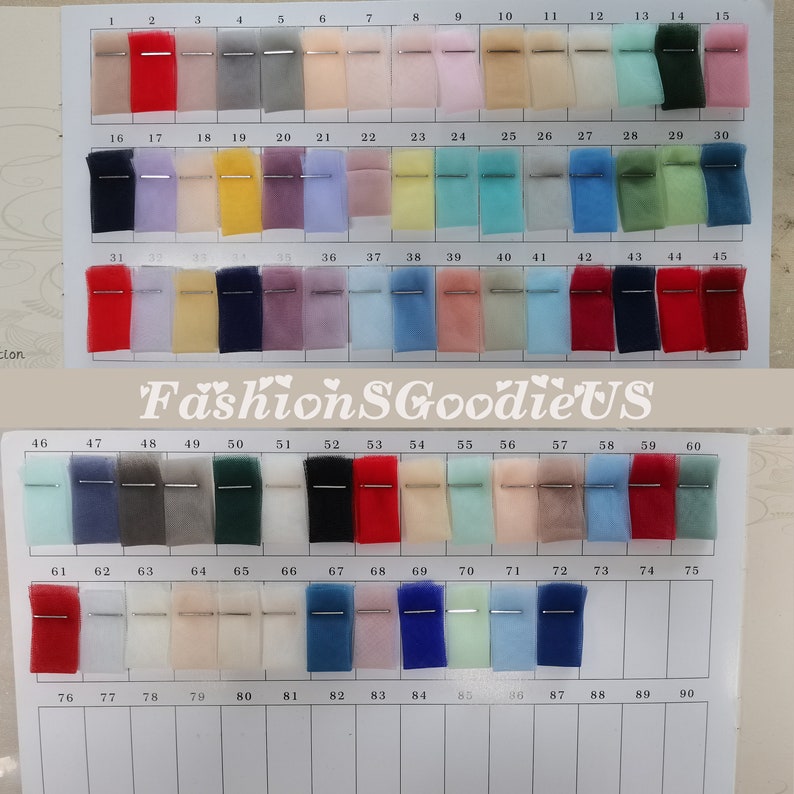 Pu&ograve; includere: Una cartella colori di 90 diverse tonalit&agrave; di tessuto tulle. La cartella &egrave; divisa in tre righe di 30 campioni ciascuna. I campioni sono numerati da 1 a 90.