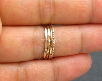 Anillos apilables finos de latón dorado, juego de 4 anillos apilables delicados: 2 anillos apilables martillados, 1 anillo apilable liso, 1 anillo apilable retorcido (calibre 18)