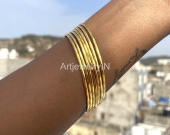 Conjunto de brazaletes de latón martillado, brazaletes apilables chapados en oro de 14 quilates, joyería minimalista.