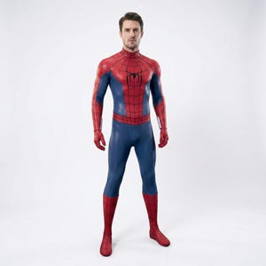 Op de afbeelding: Een rood en blauw Spider-Man-kostuum. Het pak heeft een rood masker, een rood spinnenembleem op de borst en rode handschoenen en laarzen. Het nauwsluitende pak is overwegend blauw met rode accenten en een webdesign.