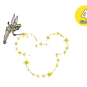 Puede incluir: Campanilla, un hada de Disney, está usando su varita mágica para crear una forma de corazón hecha de estrellas doradas. La imagen incluye el texto "4 tamaños".