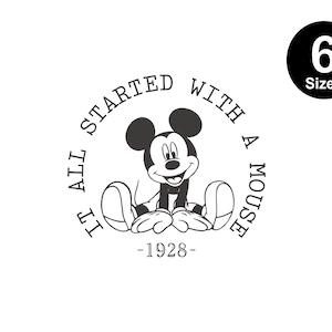 Könnte beinhalten: Schwarzweiß-Illustration von Mickey Mouse im Sitzen mit dem Text "It all started with a mouse -1928-." Der Text befindet sich in einem Kreis um Mickey Mouse. Es gibt einen separaten schwarzen Kreis mit dem Text "6 Sizes" in Weiß.