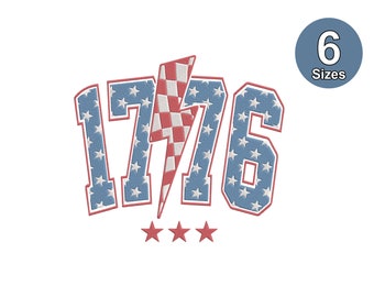 Puede incluir: Diseño bordado con el número "1776" en azul con estrellas blancas y ribete rojo, un rayo a cuadros rojo y blanco y tres estrellas rojas. Un círculo azul con el texto "6 Tamaños" está en la esquina superior derecha.