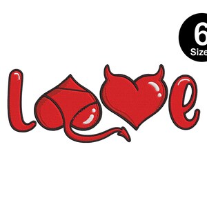 Puede incluir: Diseño bordado en rojo de la palabra "love" con un corazón de diablo y cuernos. El diseño está disponible en seis tamaños.