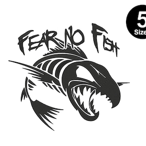 Peut inclure: Conception graphique en noir et blanc d'un poisson aux dents acérées avec le texte "Fear No Fish".