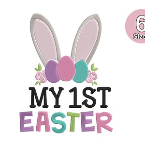 Könnte beinhalten: Gesticktes Design mit Hasenohren, drei bunten Ostereiern und dem Text "MY 1ST EASTER". Das Design verwendet Rosa, Lila und Türkis, mit einem floralen Akzent. Ein rosa Kreis mit "6 Größen" befindet sich oben rechts.