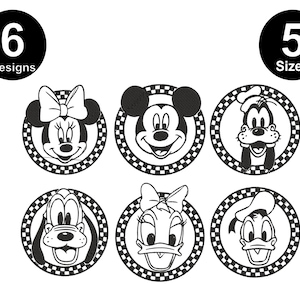 Könnte beinhalten: Sechs schwarz-weiße Bilder von Cartoon-Charakterköpfen in Kreisen mit einem karierten Rand. Die Charaktere sind Mickey Mouse, Minnie Mouse, Donald Duck, Goofy und Pluto.