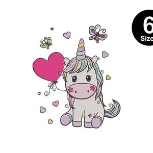 Può includere: Un adorabile unicorno dei cartoni animati con un palloncino a forma di cuore rosa, circondato da farfalle e cuori. L'unicorno ha una criniera e una coda arcobaleno.