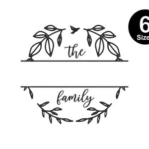 Può includere: Arte da parete in metallo nero con le parole "the family" in corsivo, incorniciate da disegni di foglie e viti. Un piccolo uccello è appollaiato sopra la parola "the". Un cerchio nero con "6 Taglie" si trova in alto a destra. Adatto per l'arredamento.