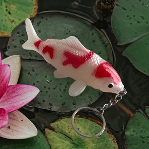 Koi Karpfen Schlüsselanhänger. Koi Fisch Schlüsselanhänger. Großer Koi Karpfen Schlüsselanhänger. Angeln Schlüsselanhänger. Weisser Koi mit roter Markierung.