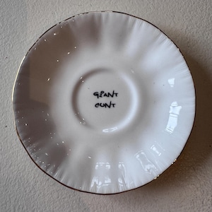 Piattino in porcellana riciclata - "Giant Cunt"